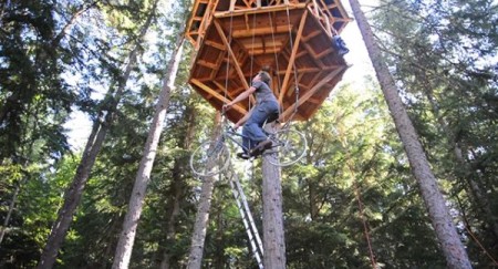 bikepowered-elevator-to-the-treehouse-01