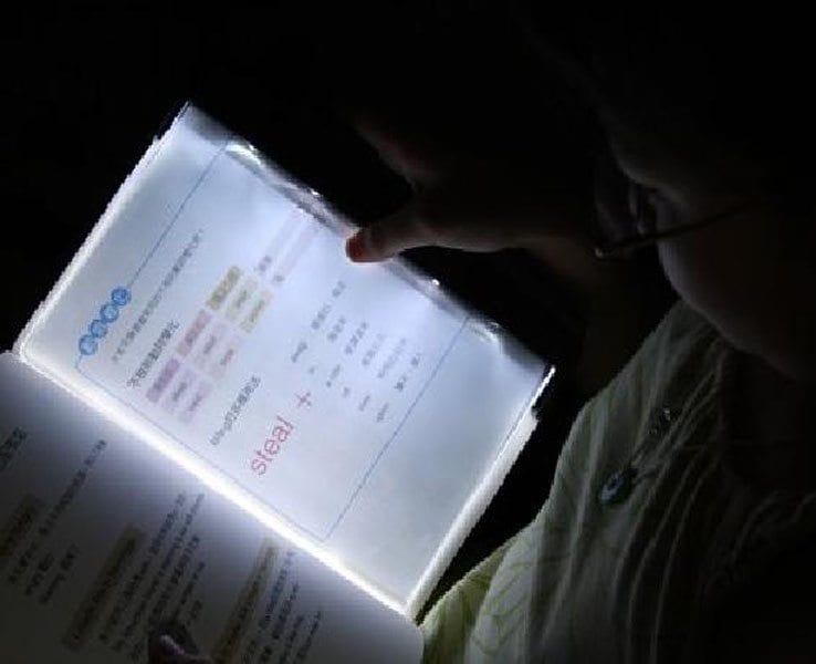 Bookmark-Lamp-Lights-Up-Your-Page-In-Dark-01